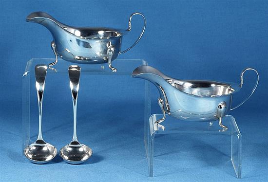 A cased pair of George V silver sauce boats and matching ladles, boat length 148mm, weight 8.8oz/276grms.